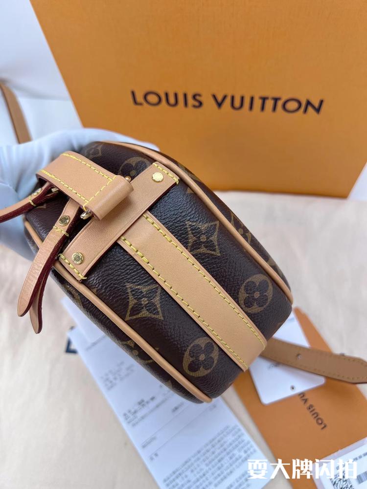 Louis Vuitton路易威登 大全套老花小号软圆饼包芯片款 LV大全套老花小号软圆饼包芯片款，精致法式复古的造型让人爱不释手，日常实用，专柜断货买不到，附件如图4月票好价带走